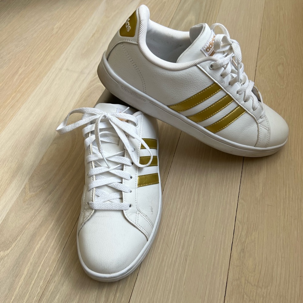 Adidas Neo white and gold sneaker